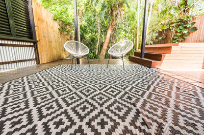 Diamond outdoor rug black and grey pattern detail