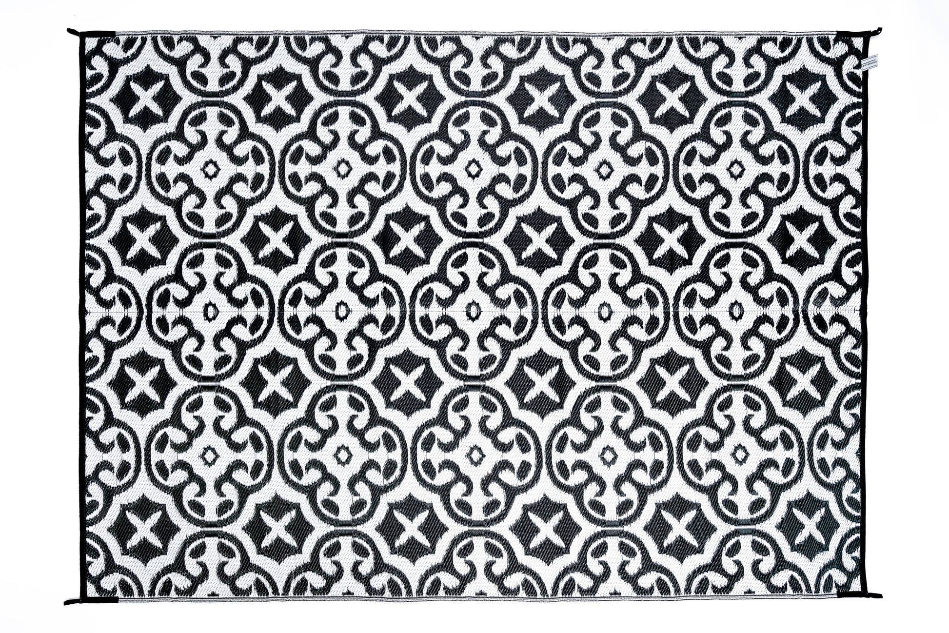 Lisboa black outdoor rug grey and white geometric pattern detail
