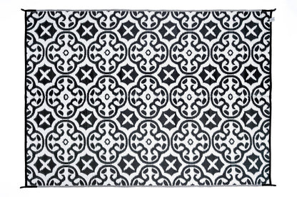 Lisboa black outdoor rug grey and white geometric pattern detail