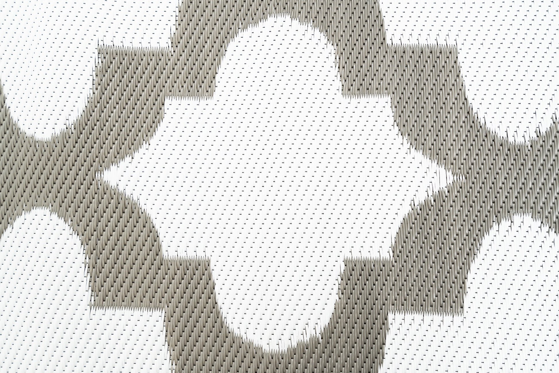 Close up pattern morrocco grey and white outdoor rug