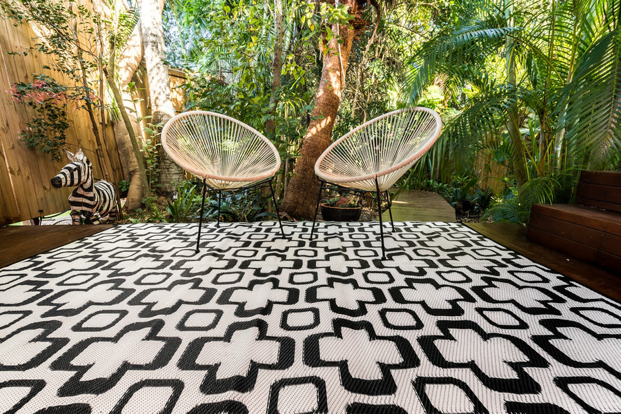 Outdoor Rug - Funky Retro Flowers Black and White